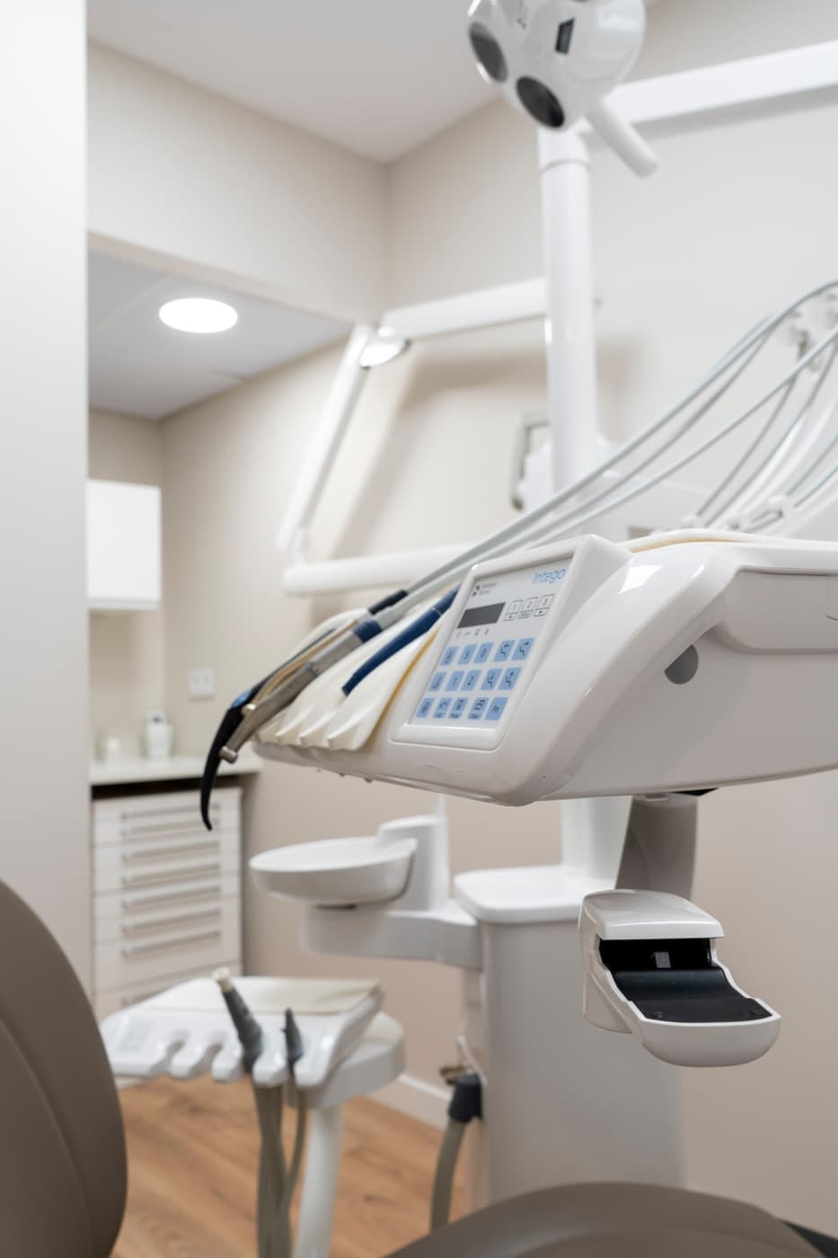 Reforma integral de clínica dental en Madrid con diseño moderno, iluminación cálida y acabados en madera.