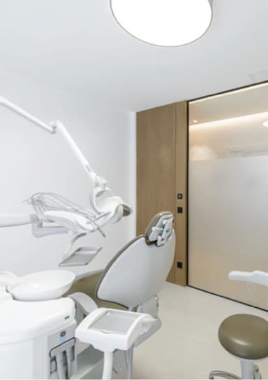 Reforma de Consultorio odontológico moderno en Madrid con diseño funcional y equipamiento avanzado para clínicas dentales